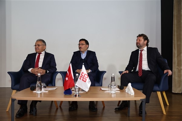 Vali Çiçek ile Başkan Büyükkılıç, AGÜ’de gençlerle buluştu
