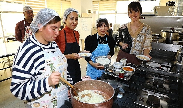 ATASEM'in mutfağında aşçı yardımcıları yetişiyor