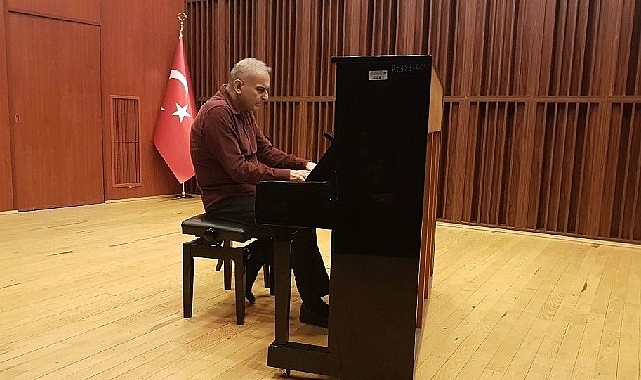 Piyanist Kamil Sökmen Ege'de kulakların pasını sildi