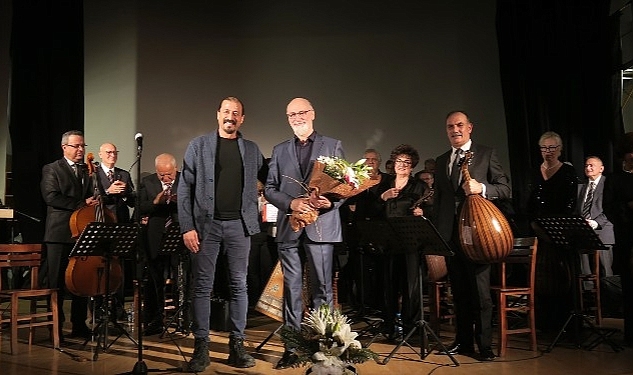 Foça Belediyesi Türk Sanat Müziği Korosu Yeni Yıl Konseri verdi.