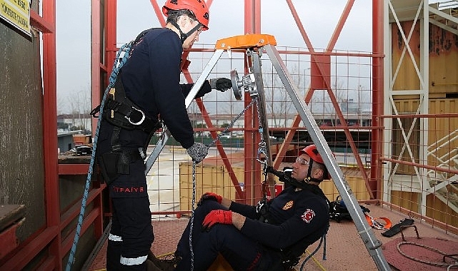 İtfaiye stajyerlerini mesleğe hazırlıyor