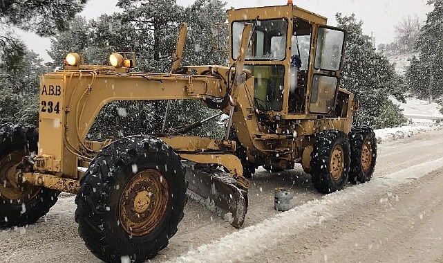 Kemer'in yüksek kesimlerinde karla kaplanan yayla yolları açılıyor