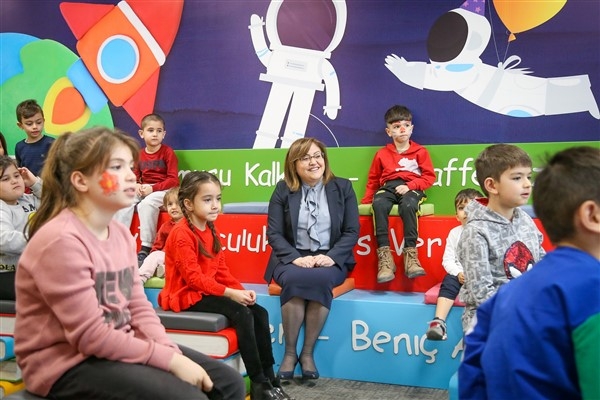 Başkan Şahin, Alaeddin Yavaşça Eğitim ve Sanat Merkezi’nde çocuklarla buluştu