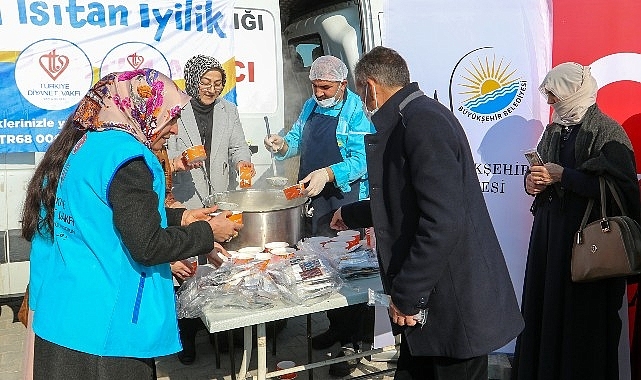 Van Büyükşehir Belediyesi Regaip Kandili dolayısıyla vatandaşlara çorba ikram etti