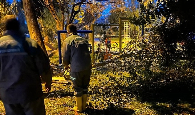 Kemer'de fırtına ve yağmur etkili oldu