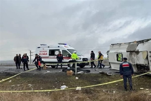 Tur minibüsü kaza yaptı, 1 kişi yaşamını yitirdi