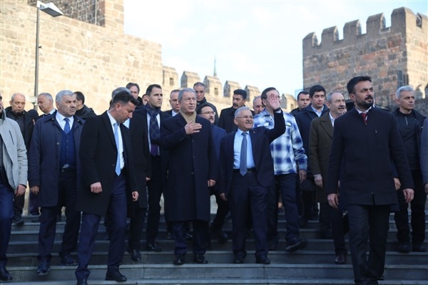 Bakan Akar ile Başkan Büyükkılıç, Kayseri Kalesi’nde vatandaşlarla buluştu