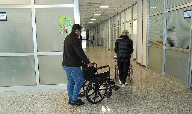 Van Büyükşehir Belediyesi, düşük gelirli 12 engelli vatandaşa tekerlekli sandalye hediye etti