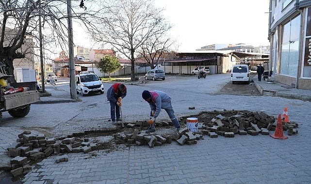 Burhaniye'de Yol Yenileme Çalışmaları Devam Ediyor