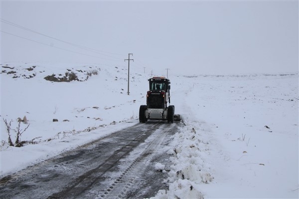 Haliliye Belediyesi ekipleri, karla mücadele çalışmalarına devam ediyor