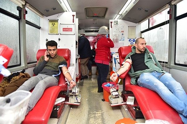 Tuzlalı vatandaşlar deprem bölgesine kan göndermek için metrelerce sıra oluşturdu