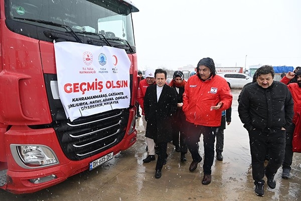 Tuzla’dan deprem bölgelerine 16 yardım tırı ve iş makineleri gönderildi