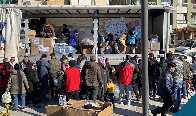 Antalya Büyükşehir Belediyesi'nin yardım tırları Hatay'a ulaştı