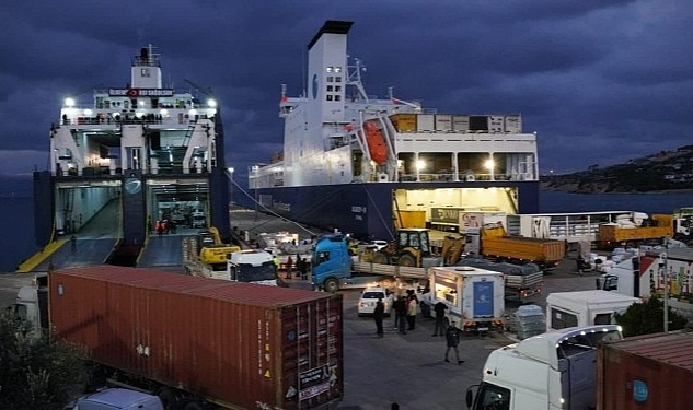 İzmir Büyükşehir Belediyesi'nin iş makineleri ve operatörleri Antakya'da