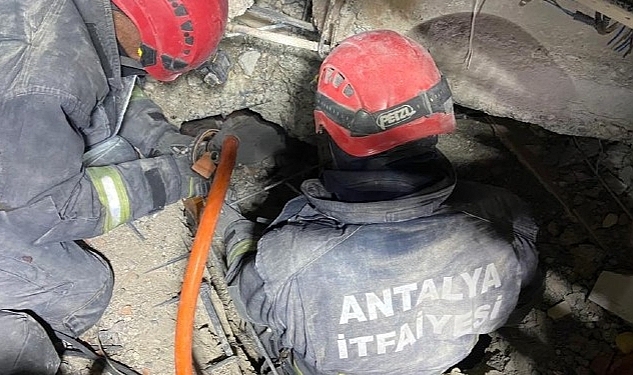Antalya Büyükşehir Belediyesi İtfaiyesi Kahramanmaraş'ta mucizevi bir kurtarışa imza attı