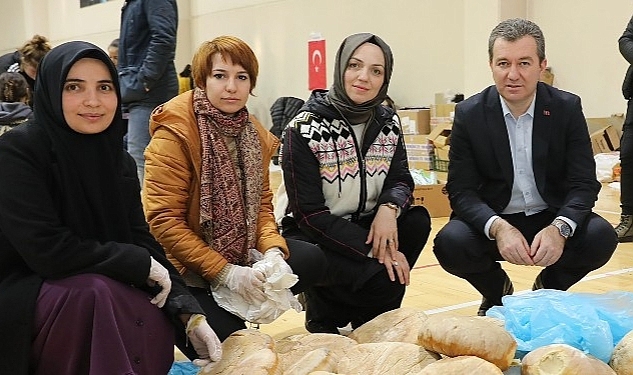 Eli öpülesi analar depremzedeler için Bergama'da ekmek pişiriyor