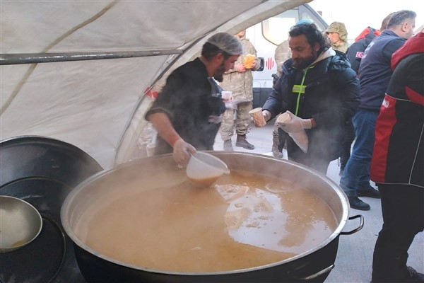Ümraniye Belediyesi Mobil Aşevi, yemek vermeye devam ediyor