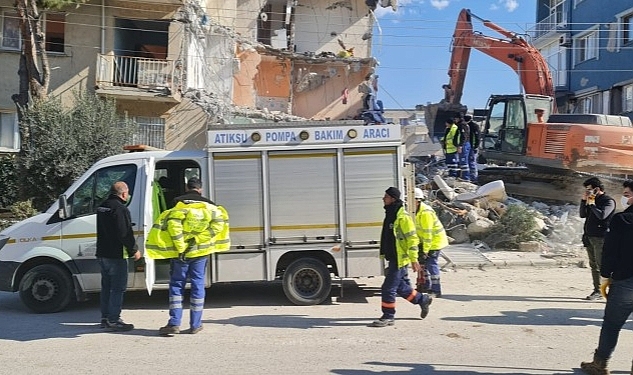 Deprem bölgesindeki su sorunu için İzmir Büyükşehir Belediyesi ekipleri devrede