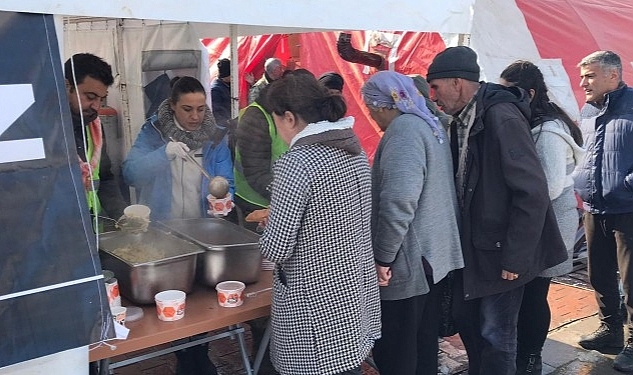 Efes Selçuk Belediyesi Malatya'da Yemek ve Sosyal Market Çadırı Kurdu