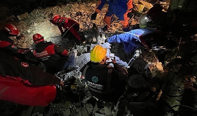 Osmangazili ekipler aynı aileden 3 kişiyi enkazdan sağ çıkardı
