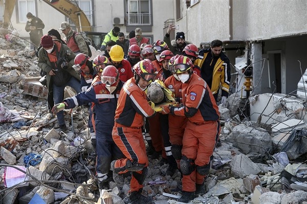 Çinli ekip depremden 150 saat sonra 1 kişi daha kurtardı