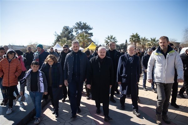 TBMM Başkanı Şentop, Gaziantep Büyükşehir’in kurduğu çadır kenti ziyaret etti