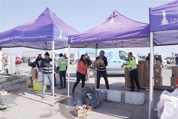 İzmir’den deprem bölgesine destekler sürüyor