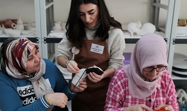 Kadınlar Depremzede Çocuklar İçin Bez Bebek Yapıyor