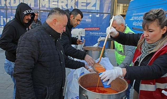 Giyim bankasına gelen depremzedelere sıcak çorba