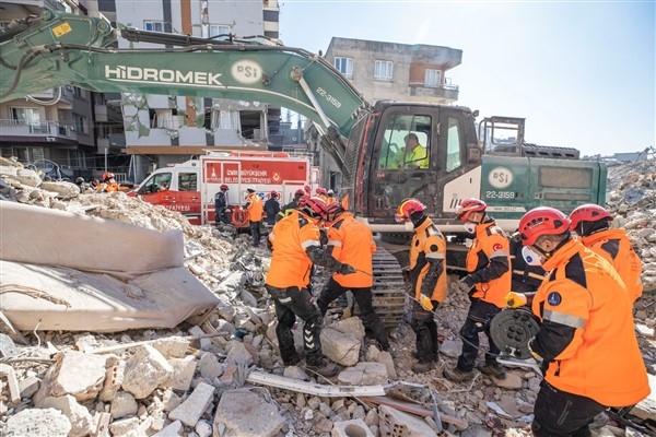 İzmir İtfaiyesi arama kurtarma çalışmalarına devam ediyor