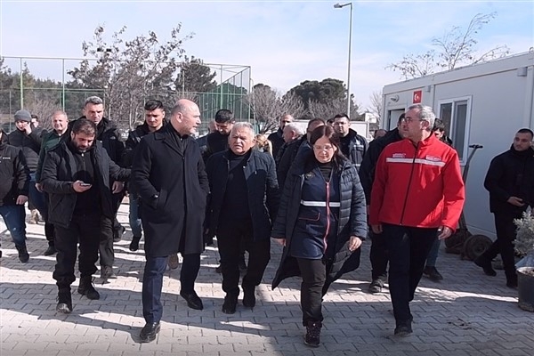 Bakan Soylu, Büyükkılıç ve Çiçek ile birlikte Geçici Konaklama Merkezi’nde incelemelerde bulundu