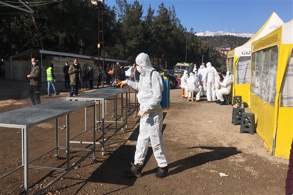 Gaziantep Büyükşehir, kent genelindeki ilaçlama çalışmalarını sürdürüyor