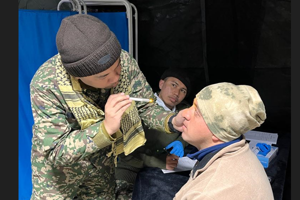 Malezya ordusu tarafından kurulan sahra hastanesinde depremzedelere ameliyat hizmeti