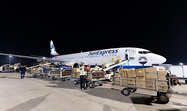 SunExpress'in Almanya'dan gelen yardımları taşıyan ilk kargo uçağı Antalya'ya ulaştı