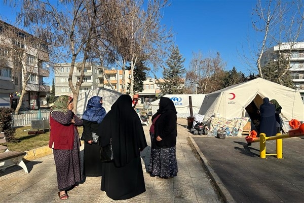 HÜDA PAR Kadın Kolları Başkanı Yarar, Adıyaman’da depremzedeleri ziyaret etti