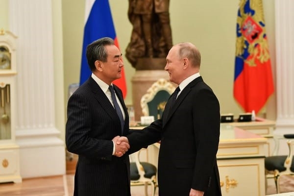 Putin ve Wang Yi bir araya geldi