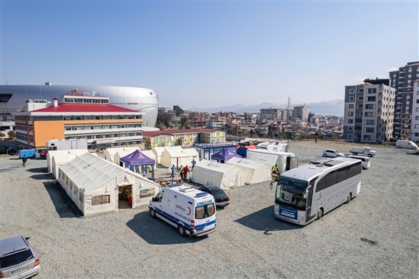 İzmir Büyükşehir Hatay’da mobil ameliyathaneli sahra hastanesi kurdu