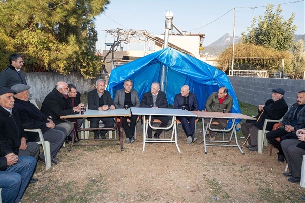 İzmir’den deprem bölgesine 5 tır yem daha gönderildi