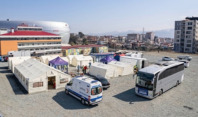 İzmir Büyükşehir Belediyesi Hatay'da mobil ameliyathaneli sahra hastanesi kurdu