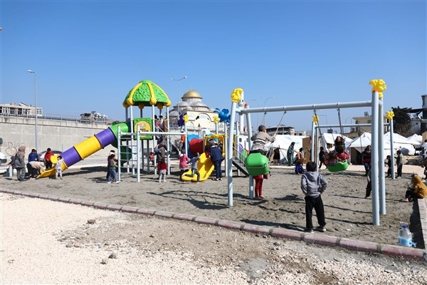 Konya Büyükşehir Hatay’da depremzede çocuklar için oyun alanı kurdu