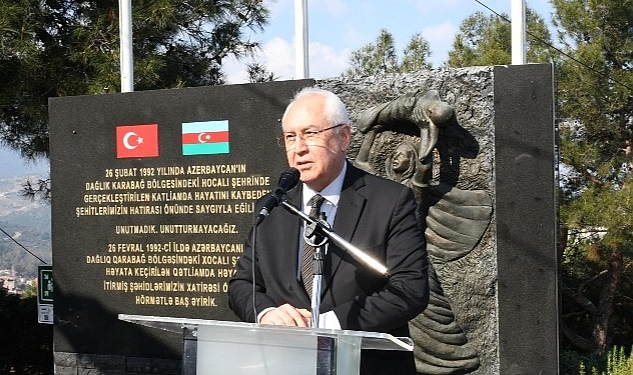 Hocalı'da katledilenler ve büyük deprem felaketinde yaşamını yitirenler anıldı.