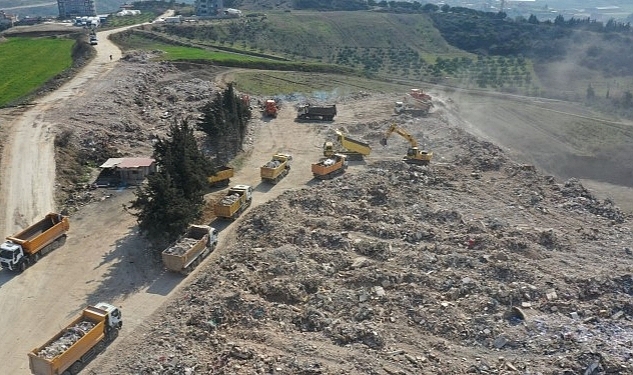 Büyükşehir, Hatay Defne'de enkaz kaldırma çalışması yapıyor