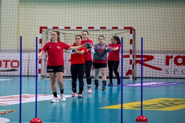 A Milli Kadın Hentbol Takımı, IHF Dünya Şampiyonası play-off hazırlıklarına başladı