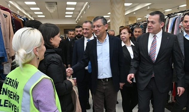 CHP'li Özgür Özel, Yenişehir Belediyesi Giysi Evi'nde depremzedeleri ziyaret etti
