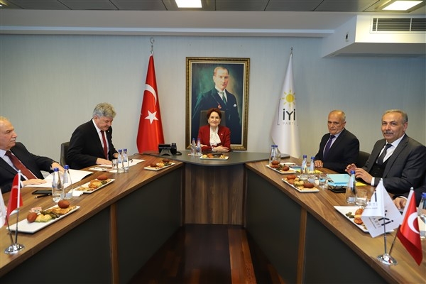 Akşener, İYİ Partili belediye başkanlarıyla bir araya geldi