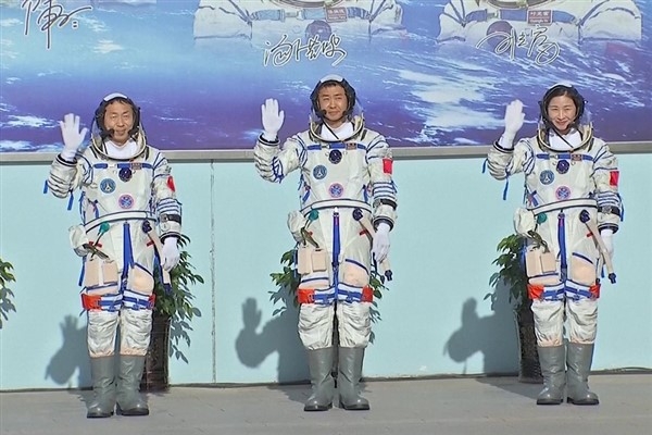 Shenzhou-14’ün taykonotları, madalya ile onurlandırıldı