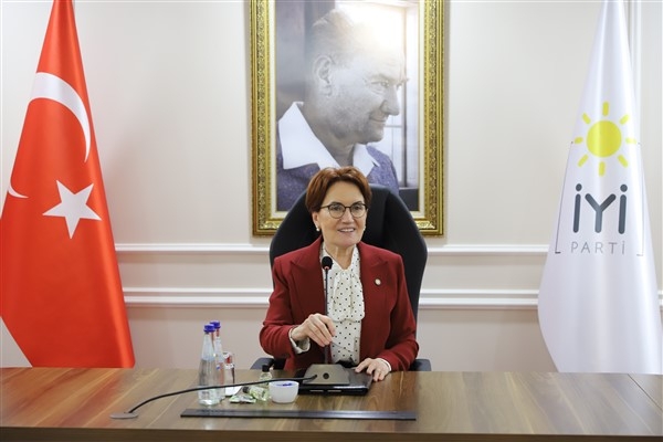 Akşener, İYİ Parti Başkanlık Divanı üyeleri ile bir araya geldi