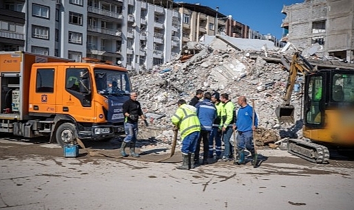 Deprem bölgesine su sağlamak için kesintisiz mesai