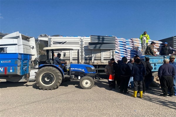 Gaziantep Büyükşehir, depremden etkilenen hayvan üreticilerine destek oluyor