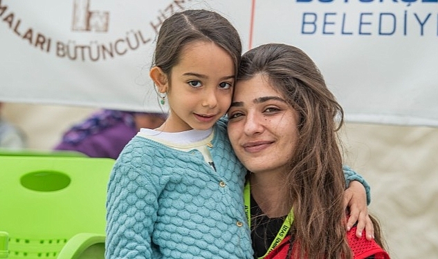 İzmir Büyükşehir ekipleri, Hatay'da depremzede kadın ve çocukların yanında